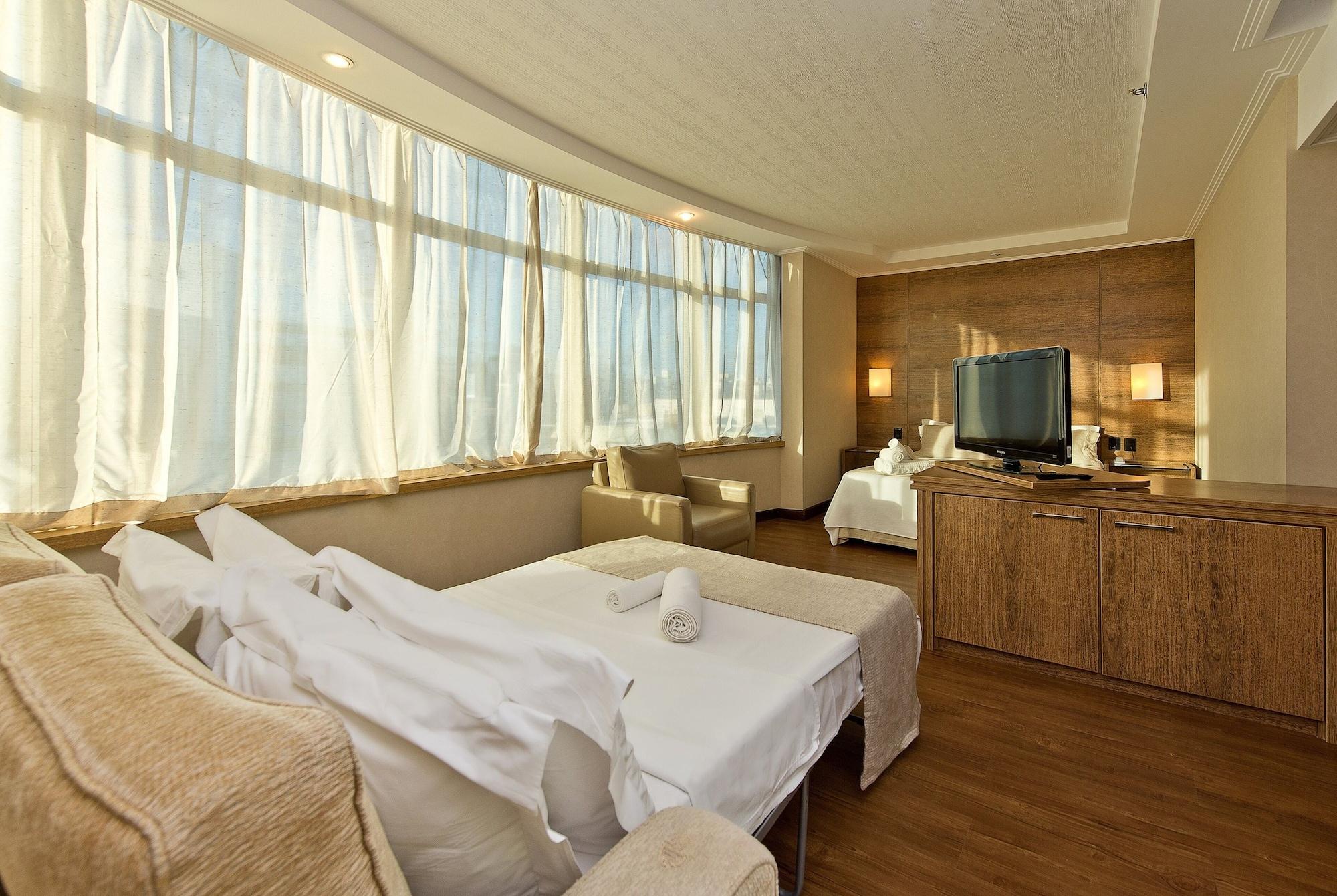 Majestic Palace Hotel Florianópolis Exterior foto A room at the hotel