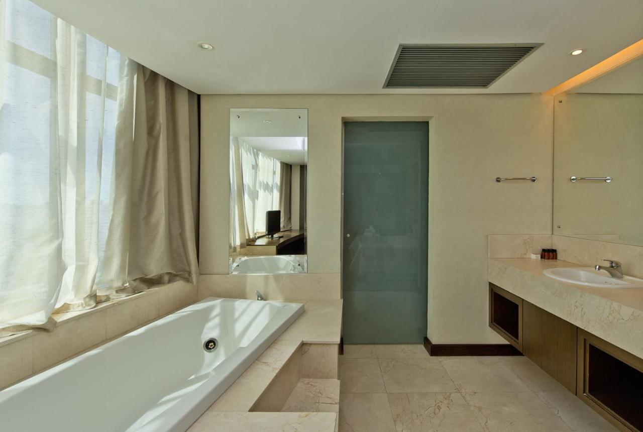 Majestic Palace Hotel Florianópolis Exterior foto A bathroom with a shower door