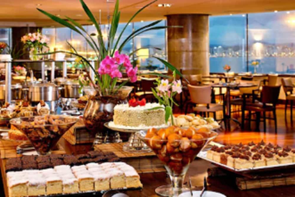 Majestic Palace Hotel Florianópolis Exterior foto A buffet at a hotel