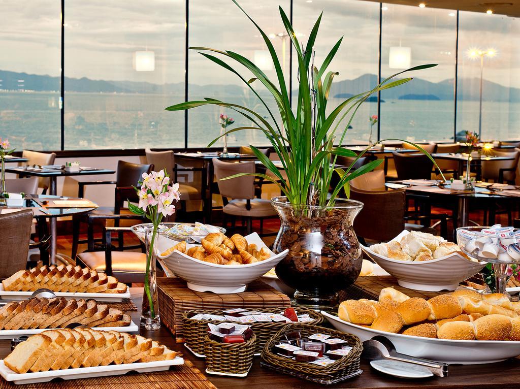 Majestic Palace Hotel Florianópolis Exterior foto A buffet at a hotel